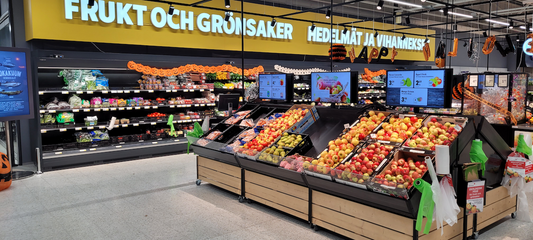 Moderni myymälätila, jossa LED-hyllyvalot ja kiskovalaisimet käytössä