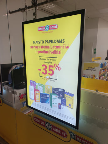 Kaksipuoleinen LED-valotaulu mainokselle, jossa ilmoitus Maisto Papildams - tuotteista -35% alennus.