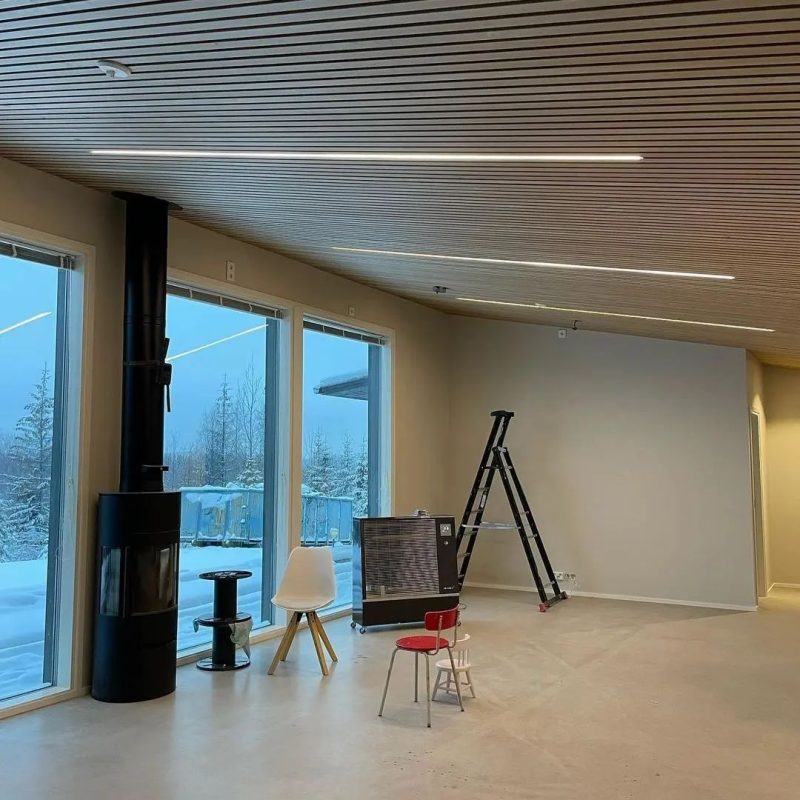 LED-nauhavalaistus vinorimakatossa luo pehmeän ja tasaisen valon – tyylikäs ja toimiva ratkaisu moderneihin tiloihin.