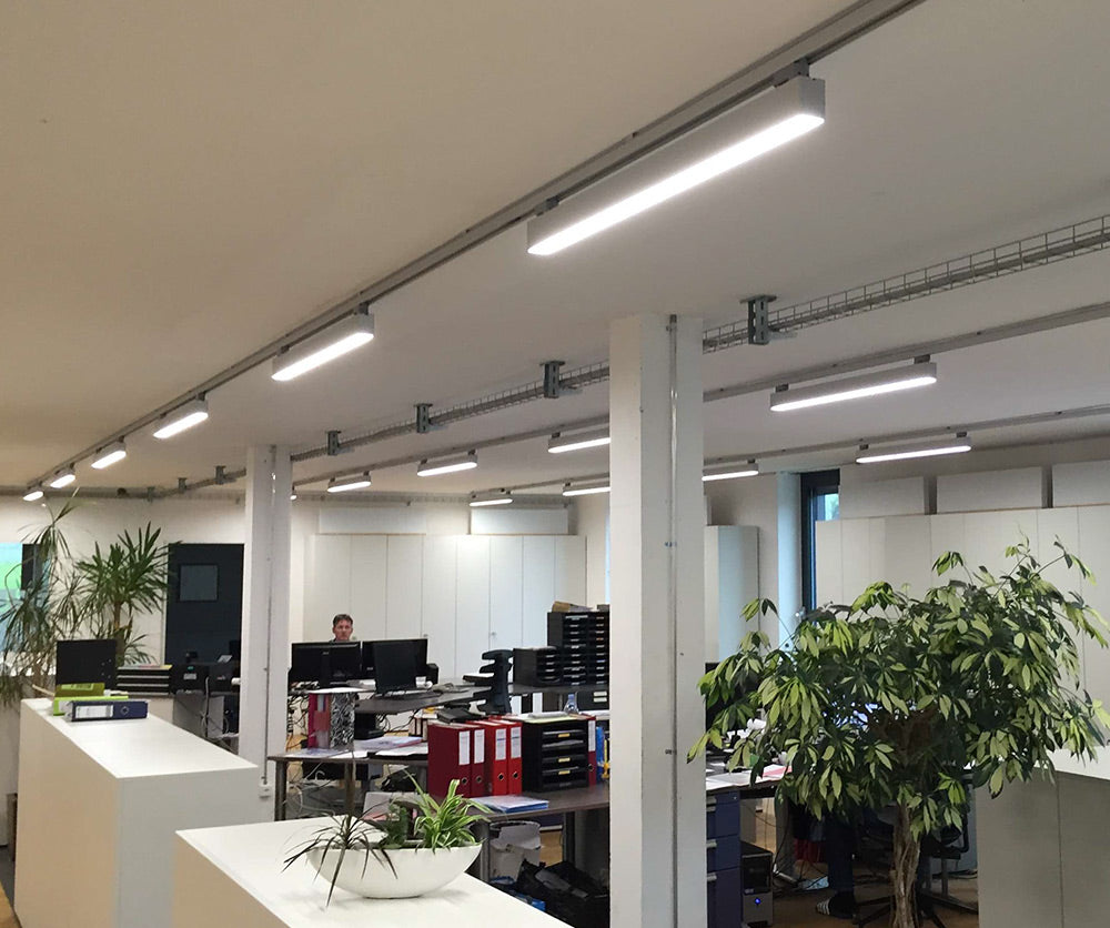 HYR-LL LED-kiskovalaisin asennettuna toimistoon