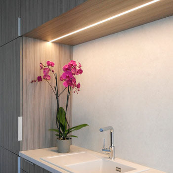 SUORA-UPPO12-led-profiili-keittiossa