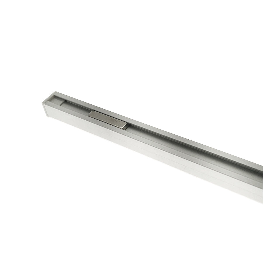LED-valaisin magneettikiinnityksellä – nopea, poraamaton asennus metallipintoihin ja hyllyihin.